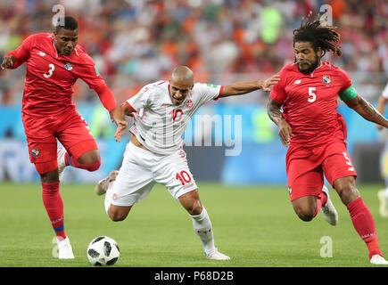 Knittelfeld, Russland. 28 Juni, 2018. In Panama Harold Cummings (L) und Roman Torres in Aktion gegen Tunesien Wahbi Khazri (C) während der FIFA WM 2018 Gruppe G Fußballspiel zwischen Tunesien und Panama an der Steiermark Arena, in Knittelfeld, Russland, 28. Juni 2018. Credit: Mokhtar Hmima/dpa/Alamy leben Nachrichten Stockfoto