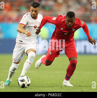 Knittelfeld, Russland. 28 Juni, 2018. Tunesiens große Badri (L) und Panama Harold Cummings wetteifern um die Kugel während der FIFA WM 2018 Gruppe G Fußballspiel zwischen Tunesien und Panama an der Steiermark Arena, in Knittelfeld, Russland, 28. Juni 2018. Credit: Mokhtar Hmima/dpa/Alamy leben Nachrichten Stockfoto