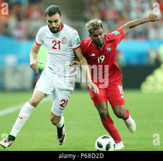 Knittelfeld, Russland. 28 Juni, 2018. Die von Tunesien Hamdi Nagguez (L) und Panama Ricardo Avila Kampf um den Ball während der FIFA WM 2018 Gruppe G Fußballspiel zwischen Tunesien und Panama an der Steiermark Arena, in Knittelfeld, Russland, 28. Juni 2018. Credit: Mokhtar Hmima/dpa/Alamy leben Nachrichten Stockfoto