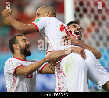 Knittelfeld, Russland. 28 Juni, 2018. Die tunesischen Wahbi Khazri (C) feiert das zweite Ziel seiner Seite mit Mannschaftskameraden zählen während der FIFA WM 2018 Gruppe G Fußballspiel zwischen Tunesien und Panama an der Steiermark Arena, in Knittelfeld, Russland, 28. Juni 2018. Credit: Mokhtar Hmima/dpa/Alamy leben Nachrichten Stockfoto