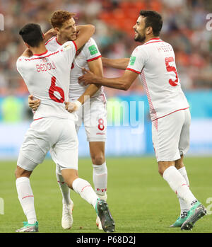 Knittelfeld, Russland. 28 Juni, 2018. Die tunesischen Fakhereedine Ben Youssef (C) feiert ersten Ziel seiner Seite mit Teamkollegen, Oussama Haddadi (R) und Rami Bedoui während der FIFA WM 2018 Gruppe G Fußballspiel zwischen Tunesien und Panama an der Steiermark Arena, in Knittelfeld, Russland, 28. Juni 2018 zählen. Credit: Mokhtar Hmima/dpa/Alamy leben Nachrichten Stockfoto