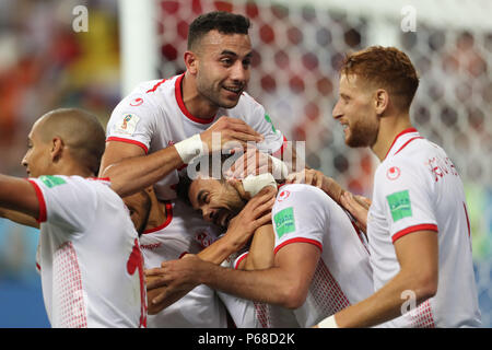 Knittelfeld, Russland. 28 Juni, 2018. Die tunesischen Fakhereedine Ben Youssef (C) feiert ersten Ziel seiner Seite mit Mannschaftskameraden zählen während der FIFA WM 2018 Gruppe G Fußballspiel zwischen Tunesien und Panama an der Steiermark Arena, in Knittelfeld, Russland, 28. Juni 2018. Credit: Mokhtar Hmima/dpa/Alamy leben Nachrichten Stockfoto