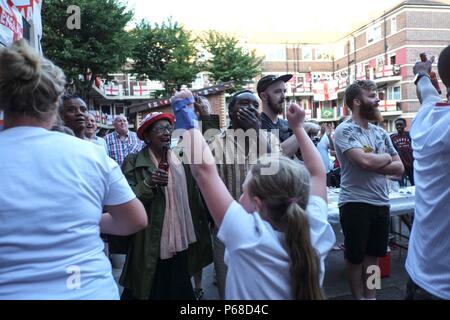 London, Großbritannien. 28. Juni 2018: England Fußball-Fans auf den Kirby Immobilien Reaktion auf eine verpasste Chance gegen Belgien. Die Immobilien in Bermondsey hat in über 300 England Fahnen geschmückt worden. Flaggen der anderen WM-Spielen der Länder sind auch hängen von den Balkonen. : Credit Claire Doherty/Alamy leben Nachrichten Stockfoto