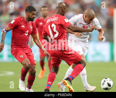 Knittelfeld, Russland. 28 Juni, 2018. In Panama Gabriel Enrique Gomez (L) und Adolfo Machado in Aktion gegen Tunesien Wahbi Khazri (R) während der FIFA WM 2018 Gruppe G Fußballspiel zwischen Tunesien und Panama an der Steiermark Arena, in Knittelfeld, Russland, 28. Juni 2018. Credit: Mokhtar Hmima/dpa/Alamy leben Nachrichten Stockfoto