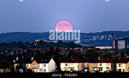 Glasgow, Schottland, Großbritannien, 28. Juni. UK Wetter: Sonnig sizzling Wetter verursacht einen klaren Himmel wie eine Erdbeere Vollmond über der Stadt erscheint über Cathkin Braes und Dechmont Hill auch als heiß oder mead Mond oder rose Moon. Credit: Gerard Fähre / alamy Leben Nachrichten Stockfoto