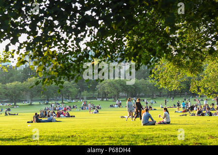 Edinburgh, Schottland, Großbritannien - 28 Juni 2018: Deutschland Wetter - die Wiesen, Edinburgh war noch besetzt mit Menschen in der Sonne bis spät in den Abend nach einem herrlich warmen Tag Credit: Kay Roxby/Alamy leben Nachrichten Stockfoto