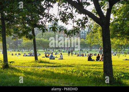 Edinburgh, Schottland, Großbritannien - 28 Juni 2018: Deutschland Wetter - die Wiesen, Edinburgh war noch besetzt mit Menschen in der Sonne bis spät in den Abend nach einem herrlich warmen Tag Credit: Kay Roxby/Alamy leben Nachrichten Stockfoto