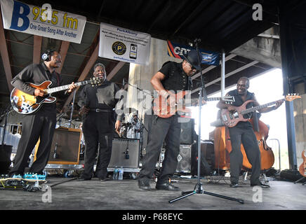 New York, USA. 28 Jun, 2018. Am Tag nach seinem Vater Joe Jackson starb, Tito Jackson führt mit der B.B. King Blues Band während der lebendig an fünf Sommer Konzert Serie Donnerstag, 28. Juni 2018 in Albany, NEW YORK (Foto/Hans Pennink) Credit: Hans Pennink/Alamy leben Nachrichten Stockfoto