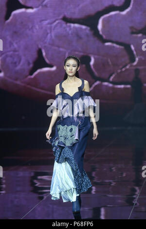 Hangzhou, China Zhejiang Provinz. 28 Juni, 2018. Ein model präsentiert eine Kreation von Designer Chen Wen während der China Fashion-Konferenz in Hangzhou, der Hauptstadt der ostchinesischen Provinz Zhejiang, 28. Juni 2018. Credit: Huang Zongzhi/Xinhua/Alamy leben Nachrichten Stockfoto