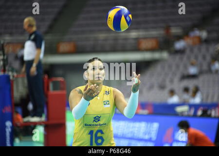 Nanjin, Nanjin, China. 28 Juni, 2018. Nanjing, China, 28. Juni 2018: Der brasilianische Frauen volleyball Team Niederlagen des Niederländischen Volleyballerinnen 3-0 im Finale von 2018 FIVB Volleyball Frauen Liga der Nationen in Nanjing in der Provinz Jiangsu im Osten Chinas. Credit: SIPA Asien/ZUMA Draht/Alamy leben Nachrichten Stockfoto