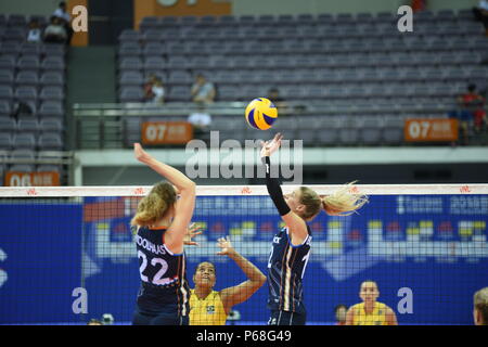 Nanjin, Nanjin, China. 28 Juni, 2018. Nanjing, China, 28. Juni 2018: Der brasilianische Frauen volleyball Team Niederlagen des Niederländischen Volleyballerinnen 3-0 im Finale von 2018 FIVB Volleyball Frauen Liga der Nationen in Nanjing in der Provinz Jiangsu im Osten Chinas. Credit: SIPA Asien/ZUMA Draht/Alamy leben Nachrichten Stockfoto