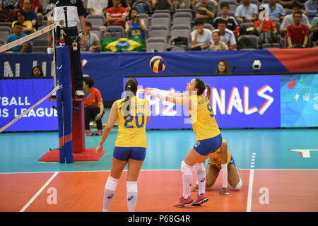 Nanjin, Nanjin, China. 28 Juni, 2018. Nanjing, China, 28. Juni 2018: Der brasilianische Frauen volleyball Team Niederlagen des Niederländischen Volleyballerinnen 3-0 im Finale von 2018 FIVB Volleyball Frauen Liga der Nationen in Nanjing in der Provinz Jiangsu im Osten Chinas. Credit: SIPA Asien/ZUMA Draht/Alamy leben Nachrichten Stockfoto