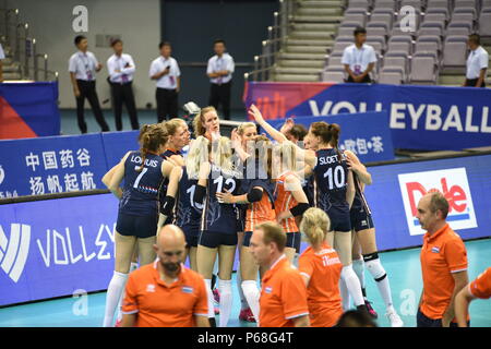 Nanjin, Nanjin, China. 28 Juni, 2018. Nanjing, China, 28. Juni 2018: Der brasilianische Frauen volleyball Team Niederlagen des Niederländischen Volleyballerinnen 3-0 im Finale von 2018 FIVB Volleyball Frauen Liga der Nationen in Nanjing in der Provinz Jiangsu im Osten Chinas. Credit: SIPA Asien/ZUMA Draht/Alamy leben Nachrichten Stockfoto