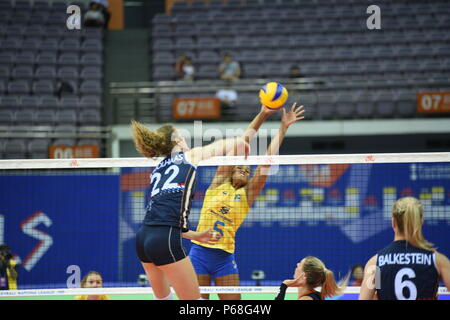 Nanjin, Nanjin, China. 28 Juni, 2018. Nanjing, China, 28. Juni 2018: Der brasilianische Frauen volleyball Team Niederlagen des Niederländischen Volleyballerinnen 3-0 im Finale von 2018 FIVB Volleyball Frauen Liga der Nationen in Nanjing in der Provinz Jiangsu im Osten Chinas. Credit: SIPA Asien/ZUMA Draht/Alamy leben Nachrichten Stockfoto