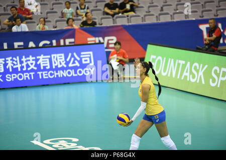 Nanjin, Nanjin, China. 28 Juni, 2018. Nanjing, China, 28. Juni 2018: Der brasilianische Frauen volleyball Team Niederlagen des Niederländischen Volleyballerinnen 3-0 im Finale von 2018 FIVB Volleyball Frauen Liga der Nationen in Nanjing in der Provinz Jiangsu im Osten Chinas. Credit: SIPA Asien/ZUMA Draht/Alamy leben Nachrichten Stockfoto