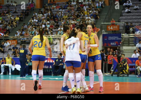 Nanjin, Nanjin, China. 28 Juni, 2018. Nanjing, China, 28. Juni 2018: Der brasilianische Frauen volleyball Team Niederlagen des Niederländischen Volleyballerinnen 3-0 im Finale von 2018 FIVB Volleyball Frauen Liga der Nationen in Nanjing in der Provinz Jiangsu im Osten Chinas. Credit: SIPA Asien/ZUMA Draht/Alamy leben Nachrichten Stockfoto