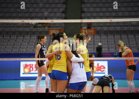 Nanjin, Nanjin, China. 28 Juni, 2018. Nanjing, China, 28. Juni 2018: Der brasilianische Frauen volleyball Team Niederlagen des Niederländischen Volleyballerinnen 3-0 im Finale von 2018 FIVB Volleyball Frauen Liga der Nationen in Nanjing in der Provinz Jiangsu im Osten Chinas. Credit: SIPA Asien/ZUMA Draht/Alamy leben Nachrichten Stockfoto