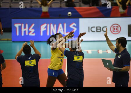 Nanjin, Nanjin, China. 28 Juni, 2018. Nanjing, China, 28. Juni 2018: Der brasilianische Frauen volleyball Team Niederlagen des Niederländischen Volleyballerinnen 3-0 im Finale von 2018 FIVB Volleyball Frauen Liga der Nationen in Nanjing in der Provinz Jiangsu im Osten Chinas. Credit: SIPA Asien/ZUMA Draht/Alamy leben Nachrichten Stockfoto