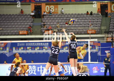 Nanjin, Nanjin, China. 28 Juni, 2018. Nanjing, China, 28. Juni 2018: Der brasilianische Frauen volleyball Team Niederlagen des Niederländischen Volleyballerinnen 3-0 im Finale von 2018 FIVB Volleyball Frauen Liga der Nationen in Nanjing in der Provinz Jiangsu im Osten Chinas. Credit: SIPA Asien/ZUMA Draht/Alamy leben Nachrichten Stockfoto