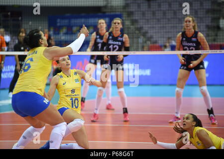 Nanjin, Nanjin, China. 28 Juni, 2018. Nanjing, China, 28. Juni 2018: Der brasilianische Frauen volleyball Team Niederlagen des Niederländischen Volleyballerinnen 3-0 im Finale von 2018 FIVB Volleyball Frauen Liga der Nationen in Nanjing in der Provinz Jiangsu im Osten Chinas. Credit: SIPA Asien/ZUMA Draht/Alamy leben Nachrichten Stockfoto