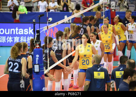 Nanjin, Nanjin, China. 28 Juni, 2018. Nanjing, China, 28. Juni 2018: Der brasilianische Frauen volleyball Team Niederlagen des Niederländischen Volleyballerinnen 3-0 im Finale von 2018 FIVB Volleyball Frauen Liga der Nationen in Nanjing in der Provinz Jiangsu im Osten Chinas. Credit: SIPA Asien/ZUMA Draht/Alamy leben Nachrichten Stockfoto