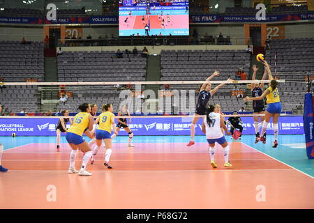 Nanjin, Nanjin, China. 28 Juni, 2018. Nanjing, China, 28. Juni 2018: Der brasilianische Frauen volleyball Team Niederlagen des Niederländischen Volleyballerinnen 3-0 im Finale von 2018 FIVB Volleyball Frauen Liga der Nationen in Nanjing in der Provinz Jiangsu im Osten Chinas. Credit: SIPA Asien/ZUMA Draht/Alamy leben Nachrichten Stockfoto