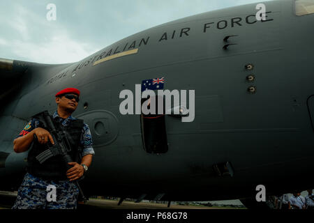 BUTTERWORTH, MALAYSIA - 29. Juni: ein Royal Malaysian Air Force (RMAF) stand Guard in Front des C 17 Royal Australian Air Force (RAAF) Flugzeuge inconjuntion das 60-jährige Jubiläum der Zusammenarbeit zwischen Royal Malaysia Air Force (RMAF) und die raaf in Butterworth Air Base, Malaysia am 29. Juni 2018. Royal Australian Air Force Butterworth, offiziell den Betrieb auf Juni 1958 während der japanischen Invasion nach dem Ende des Zweiten Weltkrieges, heute mehr als 167 Air Force zwischen RAAF und RMAF ein Teil in dieser Feierlichkeiten. Foto von Samsul sagte/NipponNews (Malaysia). Stockfoto