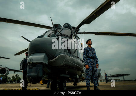 BUTTERWORTH, MALAYSIA - 29. Juni: ein Royal Malaysian Air Force (RMAF) stand Guard in Front des C 17 Royal Australian Air Force (RAAF) Flugzeuge inconjuntion das 60-jährige Jubiläum der Zusammenarbeit zwischen Royal Malaysia Air Force (RMAF) und die raaf in Butterworth Air Base, Malaysia am 29. Juni 2018. Royal Australian Air Force Butterworth, offiziell den Betrieb auf Juni 1958 während der japanischen Invasion nach dem Ende des Zweiten Weltkrieges, heute mehr als 167 Air Force zwischen RAAF und RMAF ein Teil in dieser Feierlichkeiten. Foto von Samsul sagte/NipponNews (Malaysia). Stockfoto