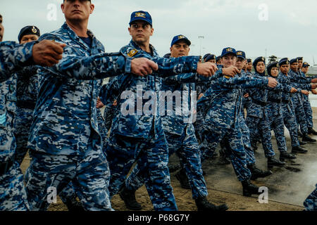 BUTTERWORTH, MALAYSIA - 29. Juni: eine Kombination Parade durch die Royal Australian Air Force (RAAF) mit Royal Malaysian Air Force (RMAF) in Conjuntion das 60-jährige Jubiläum der Zusammenarbeit zwischen Royal Malaysia Air Force (RMAF) und die raaf in Butterworth Air Base, Malaysia am 29. Juni 2018. Royal Australian Air Force Butterworth, offiziell den Betrieb auf Juni 1958 während der japanischen Invasion nach dem Ende des Zweiten Weltkrieges, heute mehr als 167 Air Force zwischen RAAF und RMAF ein Teil in dieser Feierlichkeiten. Foto von Samsul sagte/NipponNews (Malaysia). Stockfoto