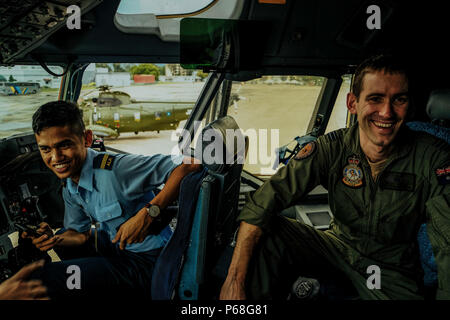 BUTTERWORTH, MALAYSIA - 29. Juni: ein Royal Malaysian Air Force (RMAF) Lächeln mit raaf Piloten innerhalb des C 17 Royal Australian Air Force (RAAF) Flugzeuge in Conjuntion das 60-jährige Jubiläum der Zusammenarbeit zwischen Royal Malaysia Air Force (RMAF) und die raaf in Butterworth Air Base, Malaysia am 29. Juni 2018 gesehen. Royal Australian Air Force Butterworth, offiziell den Betrieb auf Juni 1958 während der japanischen Invasion nach dem Ende des Zweiten Weltkrieges, heute mehr als 167 Air Force zwischen RAAF und RMAF ein Teil in dieser Feierlichkeiten. Foto von Samsul sagte/NipponNews (Malaysia). Stockfoto