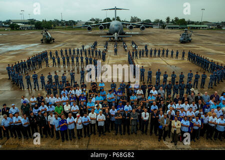 BUTTERWORTH, MALAYSIA - 29. Juni: ein Royal Malaysian Air Force (RMAF) Chief allgemeines Affendi Buang Begleiten von Chief Luftmarschall Gavin Neil 'Leo Davis' stehen für Foto Anruf vor dem C17 der Royal Australian Air Force (RAAF) Flugzeuge in Conjuntion das 60-jährige Jubiläum der Zusammenarbeit zwischen Royal Malaysia Air Force (RMAF) und die raaf in Butterworth Air Base, Malaysia am 29. Juni 2018. Royal Australian Air Force Butterworth, offiziell den Betrieb auf Juni 1958 während der japanischen Invasion nach dem Ende des Zweiten Weltkrieges, heute mehr als 167 Air Force zwischen RAAF und RMAF ein Teil in diesem cel nehmen Stockfoto