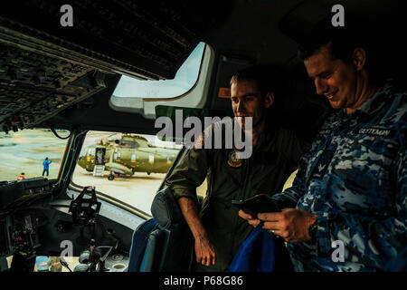 BUTTERWORTH, MALAYSIA - 29. Juni: ein Royal Malaysian Air Force (RMAF) Lächeln mit raaf Piloten innerhalb des C 17 Royal Australian Air Force (RAAF) Flugzeuge in Conjuntion das 60-jährige Jubiläum der Zusammenarbeit zwischen Royal Malaysia Air Force (RMAF) und die raaf in Butterworth Air Base, Malaysia am 29. Juni 2018 gesehen. Royal Australian Air Force Butterworth, offiziell den Betrieb auf Juni 1958 während der japanischen Invasion nach dem Ende des Zweiten Weltkrieges, heute mehr als 167 Air Force zwischen RAAF und RMAF ein Teil in dieser Feierlichkeiten. Foto von Samsul sagte/NipponNews (Malaysia). Stockfoto