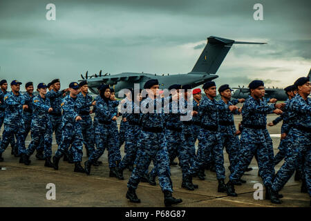BUTTERWORTH, MALAYSIA - 29. Juni: eine Kombination Parade durch die Royal Australian Air Force (RAAF) in conjuntions das 60-jährige Jubiläum der Zusammenarbeit zwischen Royal Malaysia Air Force (RMAF) und die raaf in Butterworth Air Base, Malaysia am 29. Juni 2018. Royal Australian Air Force Butterworth, offiziell den Betrieb auf Juni 1958 während der japanischen Invasion nach dem Ende des Zweiten Weltkrieges, heute mehr als 167 Air Force zwischen RAAF und RMAF ein Teil in dieser Feierlichkeiten. Foto von Samsul sagte/NipponNews (Malaysia). Stockfoto