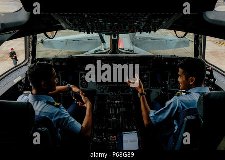 BUTTERWORTH, MALAYSIA - 29. Juni: ein Royal Malaysian Air Force (RMAF) Lächeln innerhalb des C 17 Royal Australian Air Force (RAAF) Flugzeuge in Conjuntion das 60-jährige Jubiläum der Zusammenarbeit zwischen Royal Malaysia Air Force (RMAF) und die raaf in Butterworth Air Base, Malaysia am 29. Juni 2018 gesehen. Royal Australian Air Force Butterworth, offiziell den Betrieb auf Juni 1958 während der japanischen Invasion nach dem Ende des Zweiten Weltkrieges, heute mehr als 167 Air Force zwischen RAAF und RMAF ein Teil in dieser Feierlichkeiten. Foto von Samsul sagte/NipponNews (Malaysia). Stockfoto