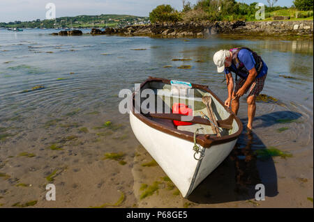 Schull, West Cork, Irland. 29 Juni, 2018. Eine lokale Schull Bewohner bereitet sein Boot für einen Tag angeln während der Hitzewelle. Die Temperaturen bleiben in der Mitte 20 Grad Celsius für den Rest des Wochenendes, aber Regen ist von Montag an prognostiziert. Credit: Andy Gibson/Alamy Leben Nachrichten. Stockfoto