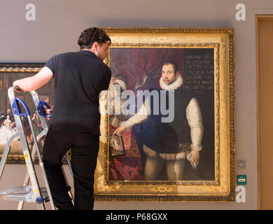 Bonhams New Bond Street, London, UK. 29. Juni 2018. Portrait von Gerardo Giavarini, drei-viertel Länge, stehend in einem Innenraum, eine Zeichnung, die Venus und Amor von Lavinia Fontana (1552-1604) und der geschätzten £ 80,000-120,000 in der Alten Meister verkauf Vorschau. Der Verkauf findet am Mittwoch, 4. Juli 2018 um 14.00 Uhr. Credit: Malcolm Park/Alamy Leben Nachrichten. Stockfoto