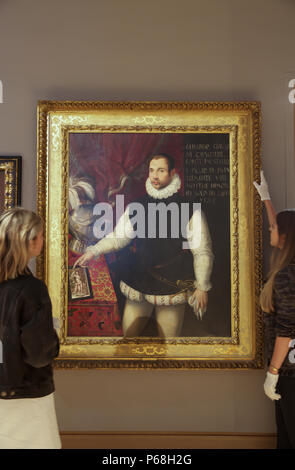 London, Großbritannien. 29 Jun, 2018. Ein Foto für Bonhams Alte Meister Verkauf fand in New Bond Street in London. Lavinia Fontana (1552-1614) Rom Bologna Portrait von Gerardo Giavarini, drei - Viertel - Länge, stehend in einem Innenraum neben einer Tabelle mit einem Teppich, auf dem ruht Ritter Helm mit seiner rechten Hand eine Hell-dunkel-Schwarzweiß-Zeichnung, Venus und Amor bei £ 80.000 geschätzt - 120.000 Der Verkauf selbst erfolgt am Mittwoch, den 4. Juli um 14:00 Uhr Credit: Keith Larby/Alamy Leben Nachrichten abgedeckt Stockfoto