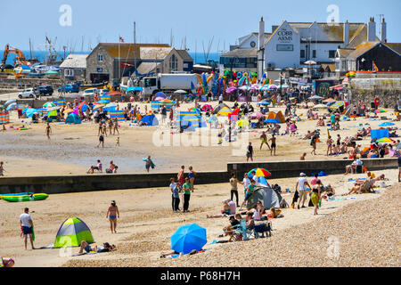 Lyme Regis, Dorset, Großbritannien. 29. Juni 2018. UK Wetter. Sonnenanbeter in Scharen zu den Strand im Badeort von Lyme Regis in Dorset die heiße Sonne und strahlend blauem Himmel zu genießen wie die hitzewelle weiter. Foto: Graham Jagd-/Alamy leben Nachrichten Stockfoto