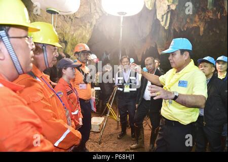 Chiang Rai. 29 Juni, 2018. Thailändische Ministerpräsident Prayut Chan-o-cha (3. R) spricht zu den Rettern in Tham Luang Khun Nam Nang nicht Höhle in Mae Sai Chiang Rai im Norden von Thailand, am 29. Juni 2018. Prayut Chan-o-Cha Am Freitag besuchten die überflutete Höhle, wo Retter gesucht haben für 12 Jungen und ihre Fußball-Trainer fehlt für sechs Tage und ermutigt, ihre Verwandten nicht bis zu Hoffnung geben. Quelle: Xinhua/Alamy leben Nachrichten Stockfoto