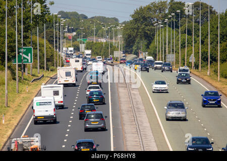 A55 durch Halkyn, Flintshire, Nord Wales, Großbritannien, 29. Juni 2018 Wetter: Hoher Druck bleibt in vielen Teilen des Vereinigten Königreichs für die nächsten Tage mit North Wales, die heißesten Teil des Vereinigten Königreichs für die letzten Tage. Starker Verkehr Anfang bis zu bauen auf der A55 Besucher Halkyn, Flintshire in Wales als Besucher für die Küste für das Wochenende sowohl das Wetter und der Streitkräfte Tag in Llandudno mit erwarteten Massen zwei hundert und fünfzig tausend zu © DGDImages/Alamy Leben Nachrichten zu genießen Stockfoto