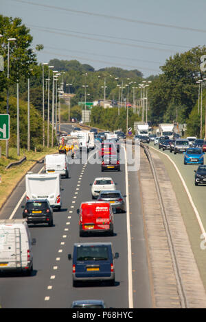 A55 durch Halkyn, Flintshire, Nord Wales, Großbritannien, 29. Juni 2018 Wetter: Hoher Druck bleibt in vielen Teilen des Vereinigten Königreichs für die nächsten Tage mit North Wales, die heißesten Teil des Vereinigten Königreichs für die letzten Tage. Starker Verkehr Anfang bis zu bauen auf der A55 Besucher Halkyn, Flintshire in Wales als Besucher für die Küste für das Wochenende sowohl das Wetter und der Streitkräfte Tag in Llandudno mit erwarteten Massen zwei hundert und fünfzig tausend zu © DGDImages/Alamy Leben Nachrichten zu genießen Stockfoto