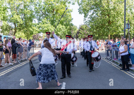 Warrington, Großbritannien. 29. Juni 2018 - das Wetter war warm und sonnig für Warrington Walking Tag. Diese jährliche religiöse Veranstaltung beginnt vor dem Rathaus und leraves durch die berühmte Golden Gates mit der Prozession nach dem geschlossenen Straßen und durch die Innenstadt Quelle: John Hopkins/Alamy leben Nachrichten Stockfoto