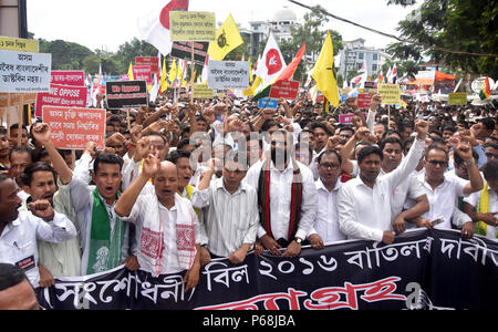 Guwahati, Indien. 29 Juni, 2018. Aktivistinnen aller Assam Students Union (aasu) zusammen mit 28 ethnischen Organisationen nehmen an einer Prozession aus Protest gegen die Staatsbürgerschaft (Amendment) Bill 2016 Vorschlag zur Staatsbürgerschaft oder bleiben die Rechte von Minderheiten aus Bangladesh, Pakistan und Afghanistan in Indien, in Guwahati am Freitag, 29. Juni 2018. Foto: RAJIB JYOTI SARMA Credit: Rajib Jyoti Sarma/Alamy leben Nachrichten Stockfoto