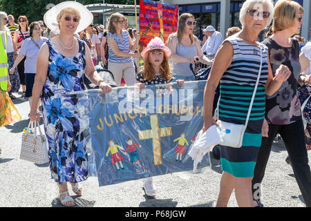 Warrington, Großbritannien. 29. Juni 2018 - das Wetter war warm und sonnig für Warrington Walking Tag. Diese jährliche religiöse Veranstaltung beginnt vor dem Rathaus und leraves durch die berühmte Golden Gates mit der Prozession nach dem geschlossenen Straßen und durch die Innenstadt Quelle: John Hopkins/Alamy leben Nachrichten Stockfoto