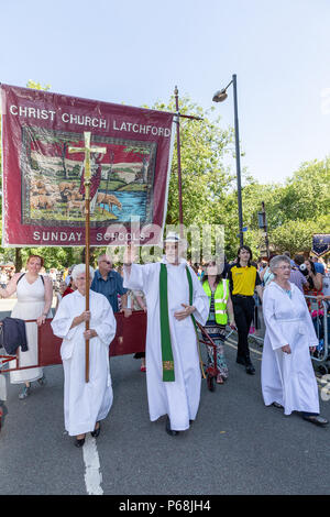 Warrington, Großbritannien. 29. Juni 2018 - das Wetter war warm und sonnig für Warrington Walking Tag. Diese jährliche religiöse Veranstaltung beginnt vor dem Rathaus und leraves durch die berühmte Golden Gates mit der Prozession nach dem geschlossenen Straßen und durch die Innenstadt Quelle: John Hopkins/Alamy leben Nachrichten Stockfoto