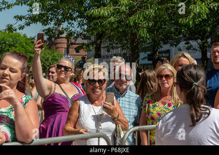 Warrington, Großbritannien. 29. Juni 2018 - das Wetter war warm und sonnig für Warrington Walking Tag. Diese jährliche religiöse Veranstaltung beginnt vor dem Rathaus und leraves durch die berühmte Golden Gates mit der Prozession nach dem geschlossenen Straßen und durch die Innenstadt Quelle: John Hopkins/Alamy leben Nachrichten Stockfoto