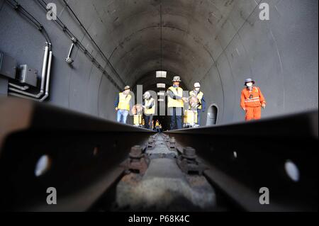 (180629) - GOLMUD, Juni 29, 2018 (Xinhua) - Wartung Arbeiter überprüfen Sie die Schienen an der Xinguanjiao Tunnel, Plateau am längsten Eisenbahntunnel der Welt, entlang der Qinghai-Tibet Eisenbahn im Nordwesten der chinesischen Provinz Qinghai, 27. Juni 2018. Mit einer Länge von 32,6 Kilometern, der Tunnel in Betrieb Ende 2014. (Xinhua / Hou Deqiang) (mcg) Stockfoto