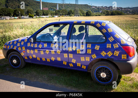 Hagen, Deutschland, 29. Juni, 2018. Ein Auto voller Aufkleber mit dem Slogan 'MErkel muss weg'/'MErkel hat zu gehen." Quelle: Jörn Sackermann/Alamy leben Nachrichten Stockfoto