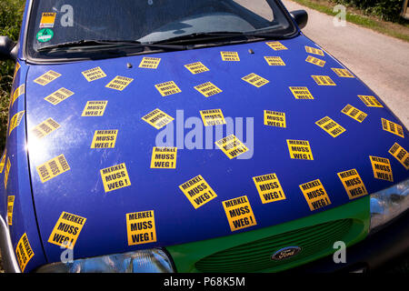 Hagen, Deutschland, 29. Juni, 2018. Ein Auto voller Aufkleber mit dem Slogan 'MErkel muss weg'/'MErkel hat zu gehen." Quelle: Jörn Sackermann/Alamy leben Nachrichten Stockfoto