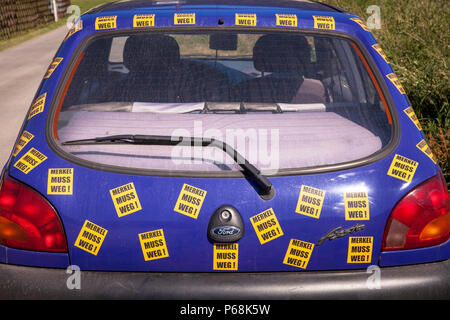 Hagen, Deutschland, 29. Juni, 2018. Ein Auto voller Aufkleber mit dem Slogan 'MErkel muss weg'/'MErkel hat zu gehen." Quelle: Jörn Sackermann/Alamy leben Nachrichten Stockfoto